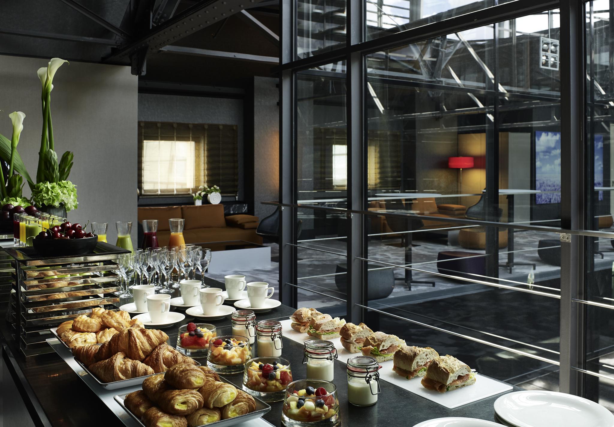 Sofitel Munich Bayerpost Hotell Eksteriør bilde The lounge at the airport