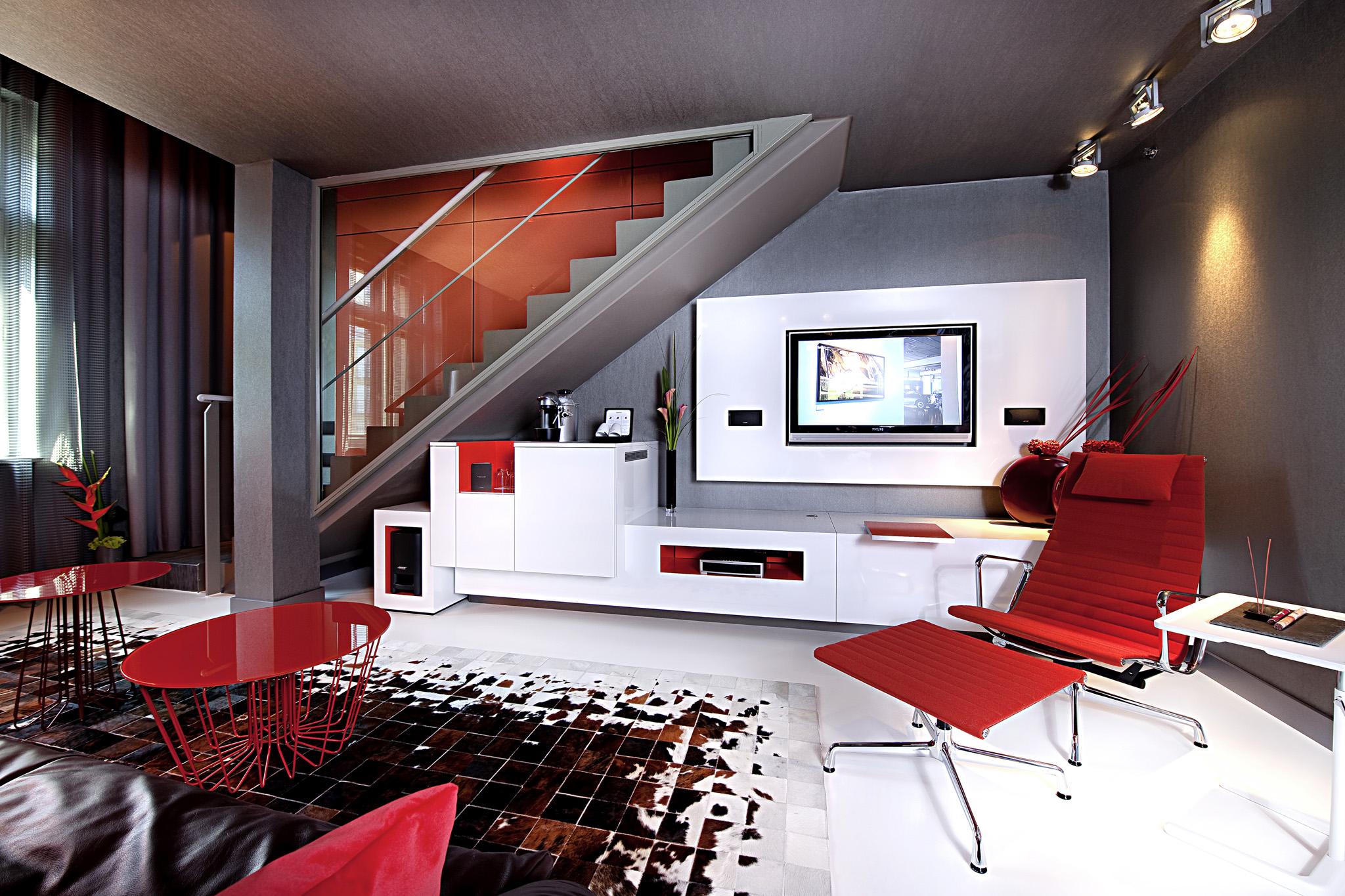 Sofitel Munich Bayerpost Hotell Eksteriør bilde A living room with a flat screen television