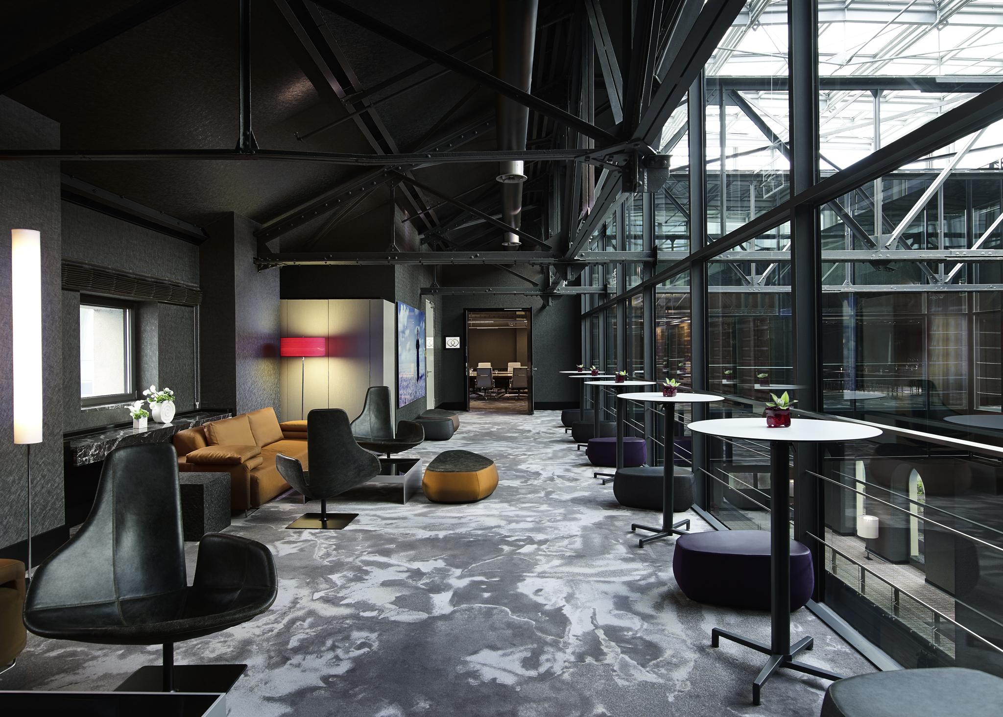 Sofitel Munich Bayerpost Hotell Eksteriør bilde The lounge at the airport